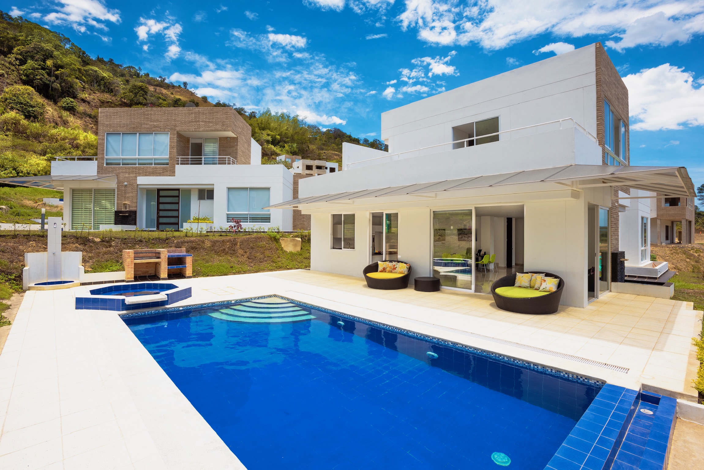 Piscina y jacuzzi