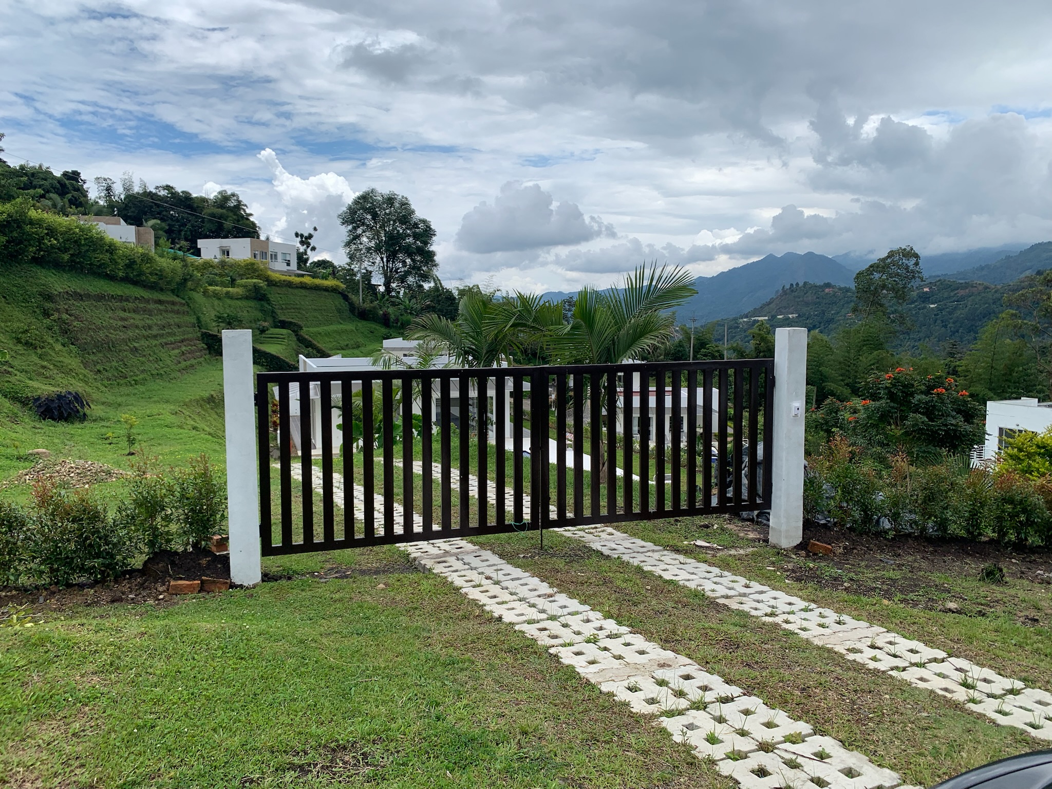 Entrada con rejas